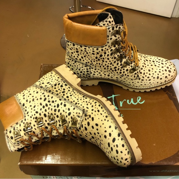 Diva.True Size 6 Ponyhair Ankle Bootie offwhite and black!Draw top and 6.5” tall - Picture 3 of 11